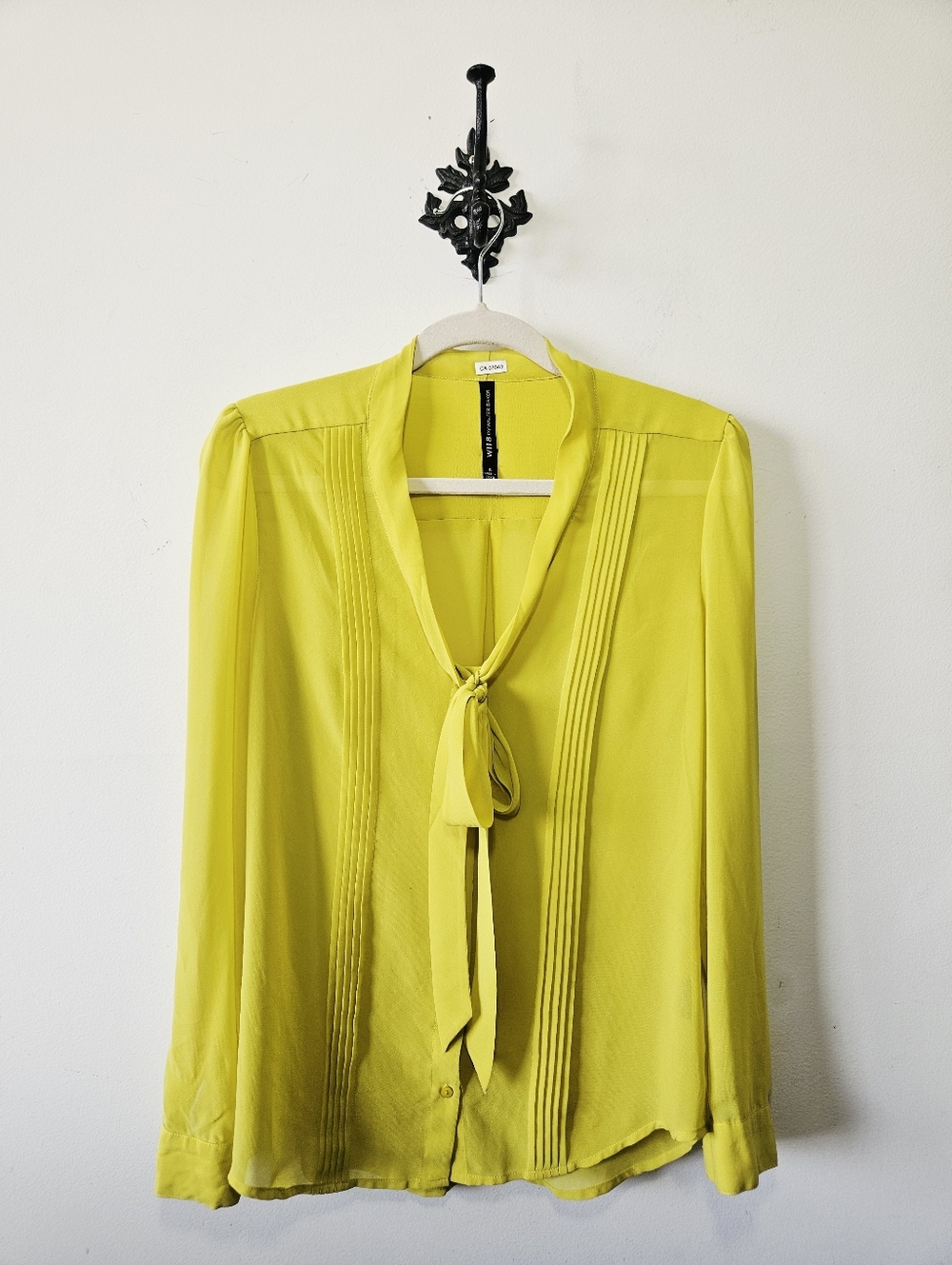 W118 By Walter Baker Button Up Blouse Size S Flowy Neck Tie EUC